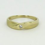 Zlatý prsten s briliantem